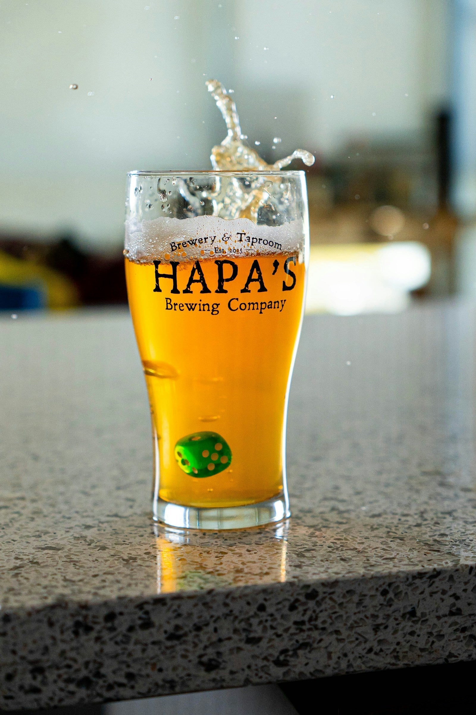 Cerveza Sin Filtrar y Sin Pasteurizar: Por Qué la Turbidez es Vida, No Defecto - MadCharlies.cl